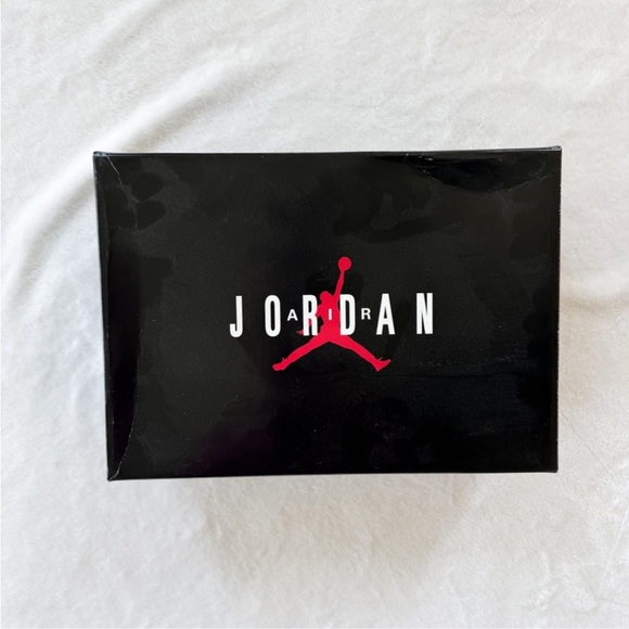 Air Jordan 11 Low Bred Black Red | Men’s 8.5 - Picture 11 of 11